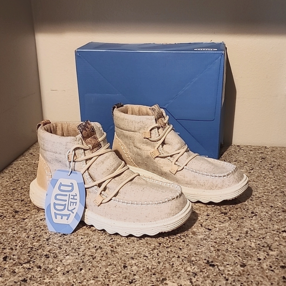 HEY DUDE.. REYES BOOTS SIZE 8